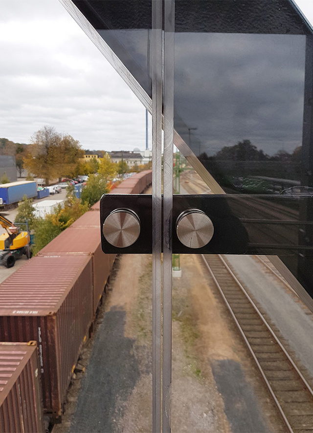 Hammerglass in Fussgängerbrücke, Treppe und Aufzugsturm