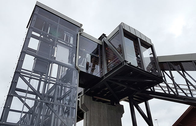 Hammerglass in Fussgängerbrücke, Treppe und Aufzugsturm