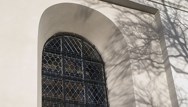 Schutz von Bleiglasfenstern in einer Kirche mit Hammerglass